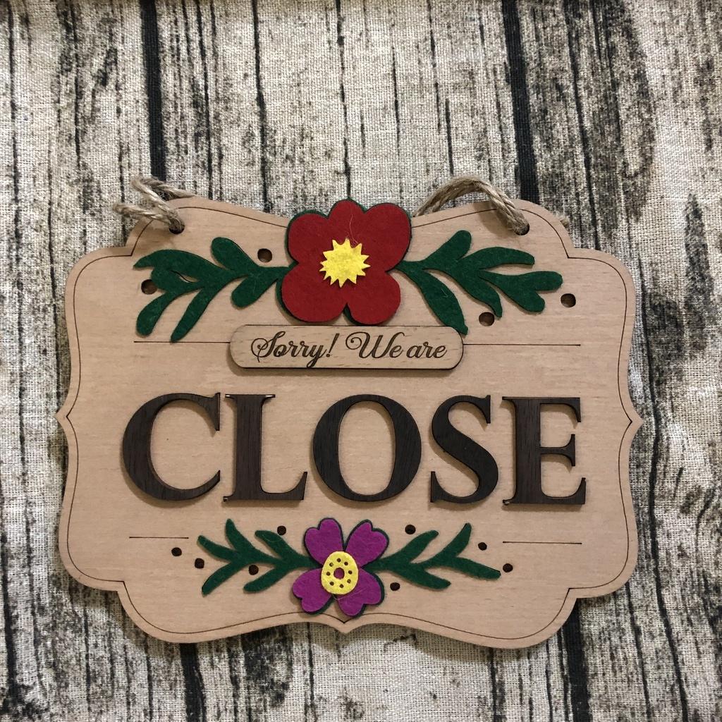 Bảng gỗ trang trí, bảng gỗ treo cửa 2 mặt chữ Open Close thông báo đóng cửa, mở cửa hàng hình hoa đỏ có dây treo