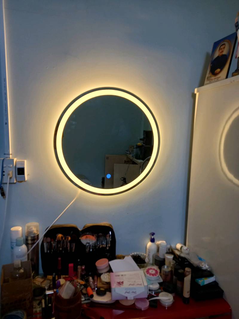 Gương tròn có đế đèn led cảm ứng gắn tường, gương makeup decor giá rẻ kích thước D60cm cách viền