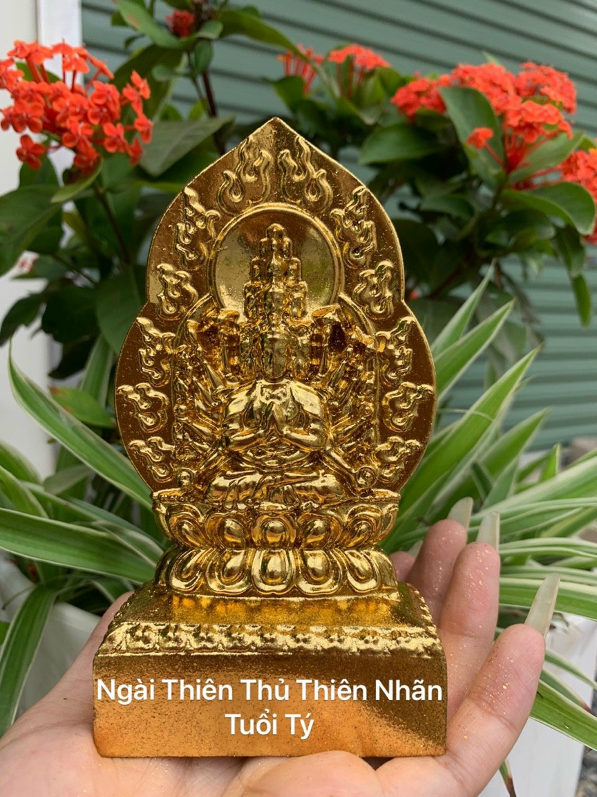Tượng phật bản mệnh ngài thiên thủ thiên nhãn hợp tuổi  bằng gỗ bách xanh pu dát vàng cao cấp  kt 14×8×4cm