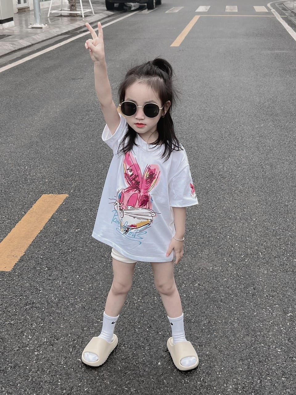 Áo thun bé gái cộc tay màu trắng họa tiết thỏ hồng đẽ thương chất liệu cotton thấm mồ hôi dễ mix đồ cùng quần hoặc chân váy đều nổi bật