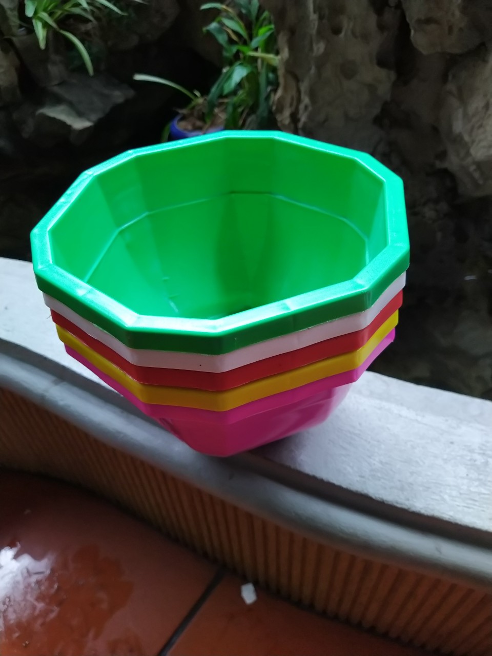 5 Chậu Nhựa Treo 5 Màu,Hình Bát Giác,Có Móc Treo Cùng Màu,Kích Thước Đường Kính 22cm Cao 14cm