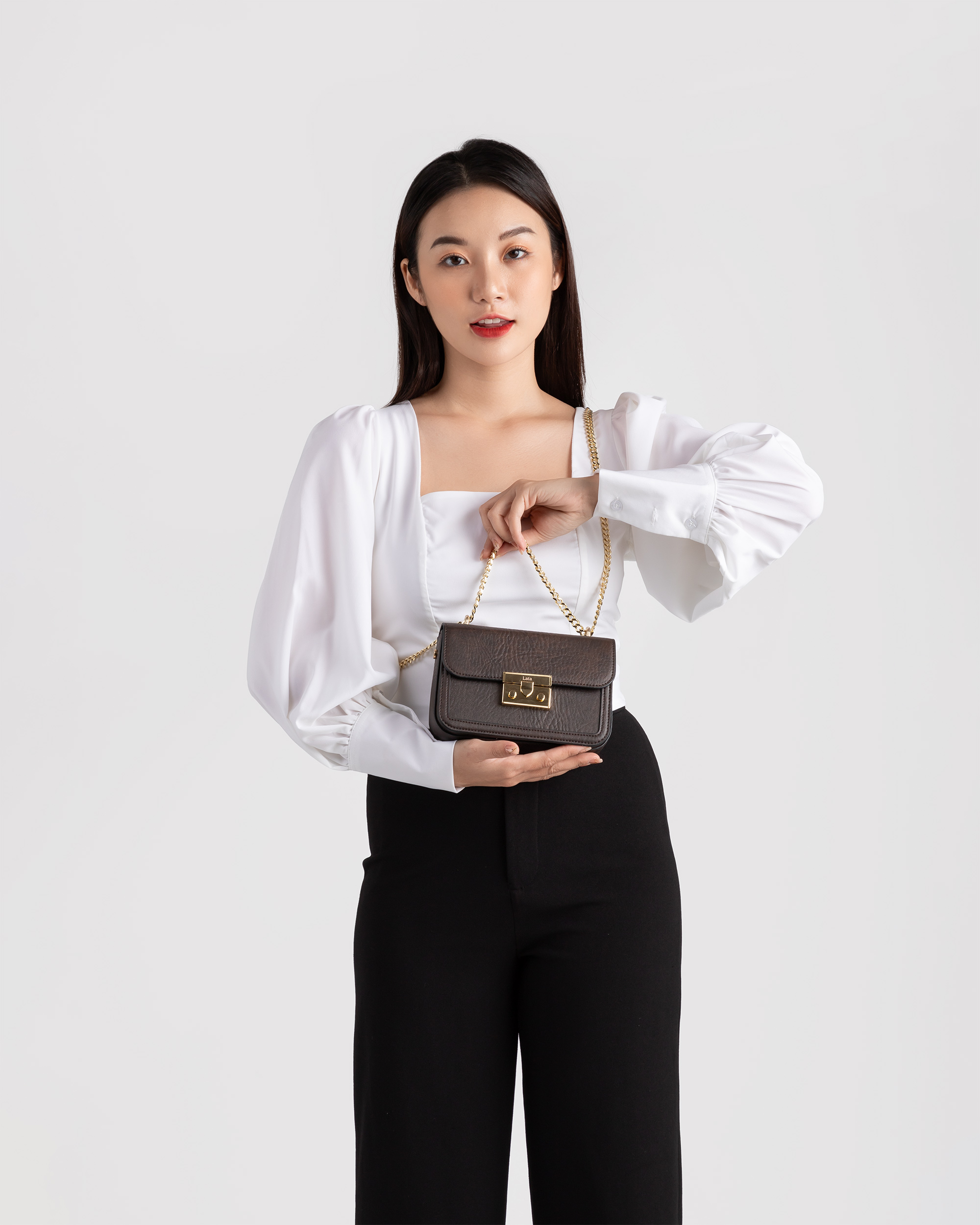 Túi đeo chéo nữ khóa nhấn LATA HN96