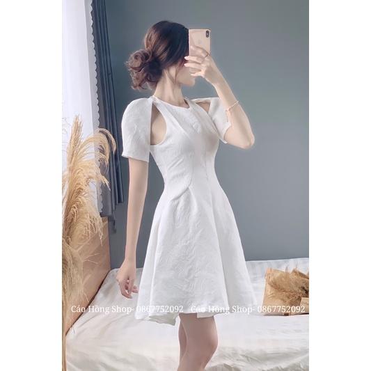 Váy trắng khoét vai