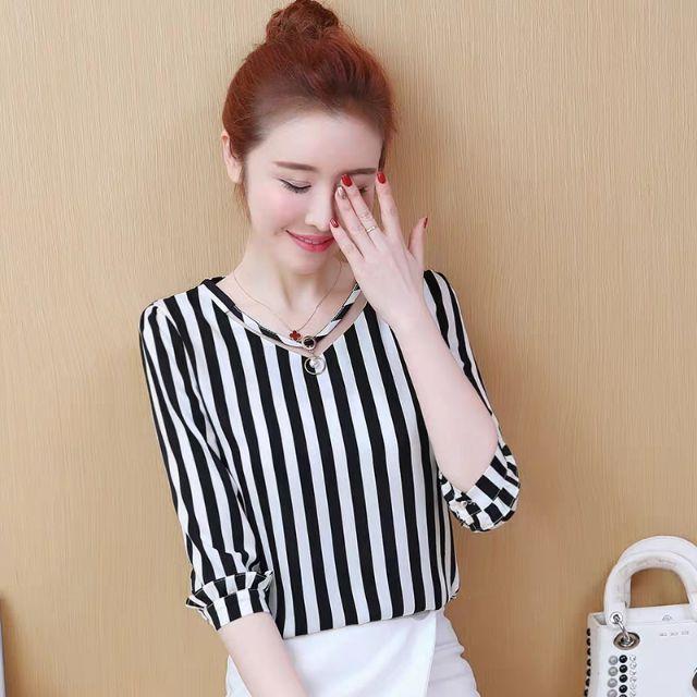 Áo sơ mi kẻ cổ choker
