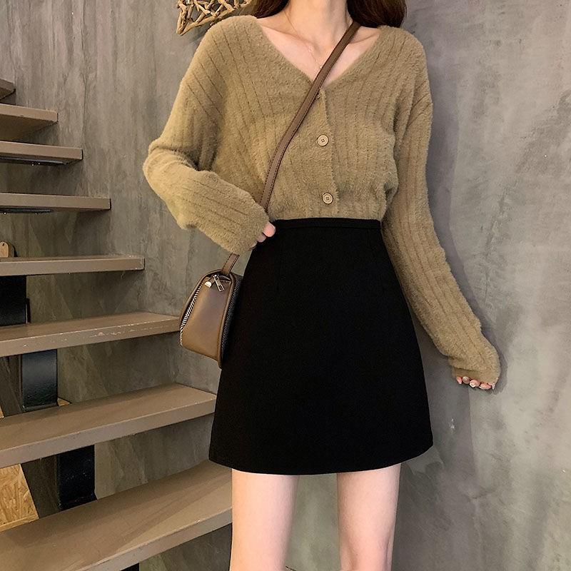 Chân váy chữ A ngắn màu đen CRCAV36