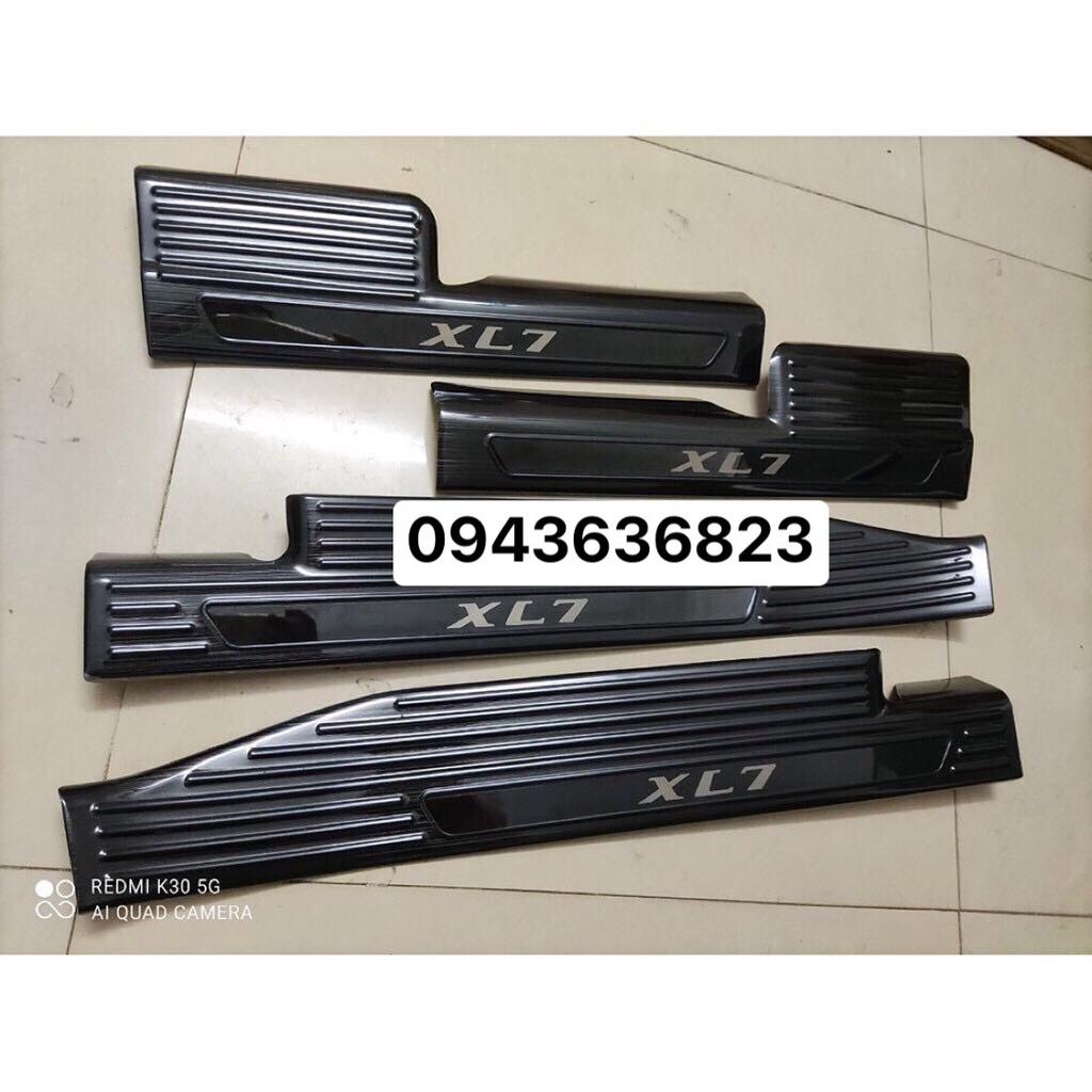 Nẹp Bước Chân Titan Suzuki XL7 2020-2021, ốp chống xước bậc chân trong mẫu titan cao cấp dành cho SUZUKI XL7 2019-2020