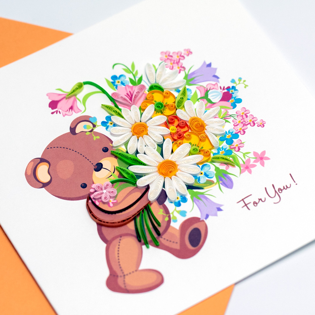 Em Gấu ôm bó hoa chúc mừng - Thiệp giấy xoắn 15 x 15 cm - Thiệp chúc mừng thủ công