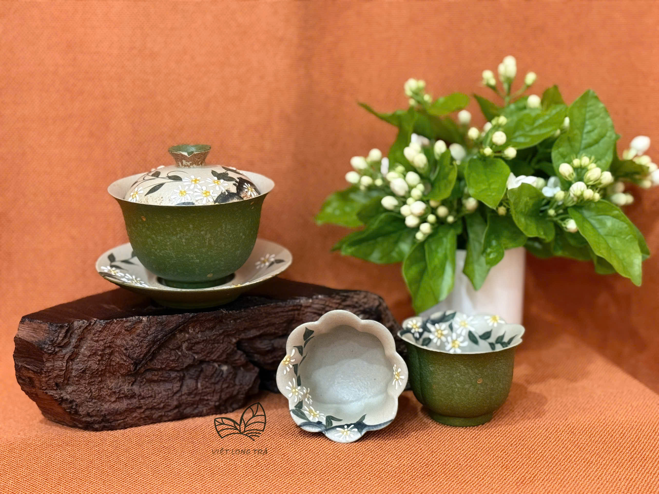CHÉN KHẢI TAM TÀI VẼ TAY HỌA TIẾT HOA CÚC - GỐM SỨ CHẠM NỔI - 100ML - GAIWAN