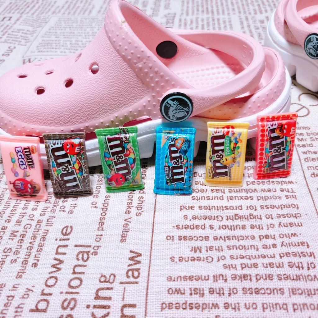 Sticker dán dép cross / nút gắn hkdesign mẫu kẹo M&M