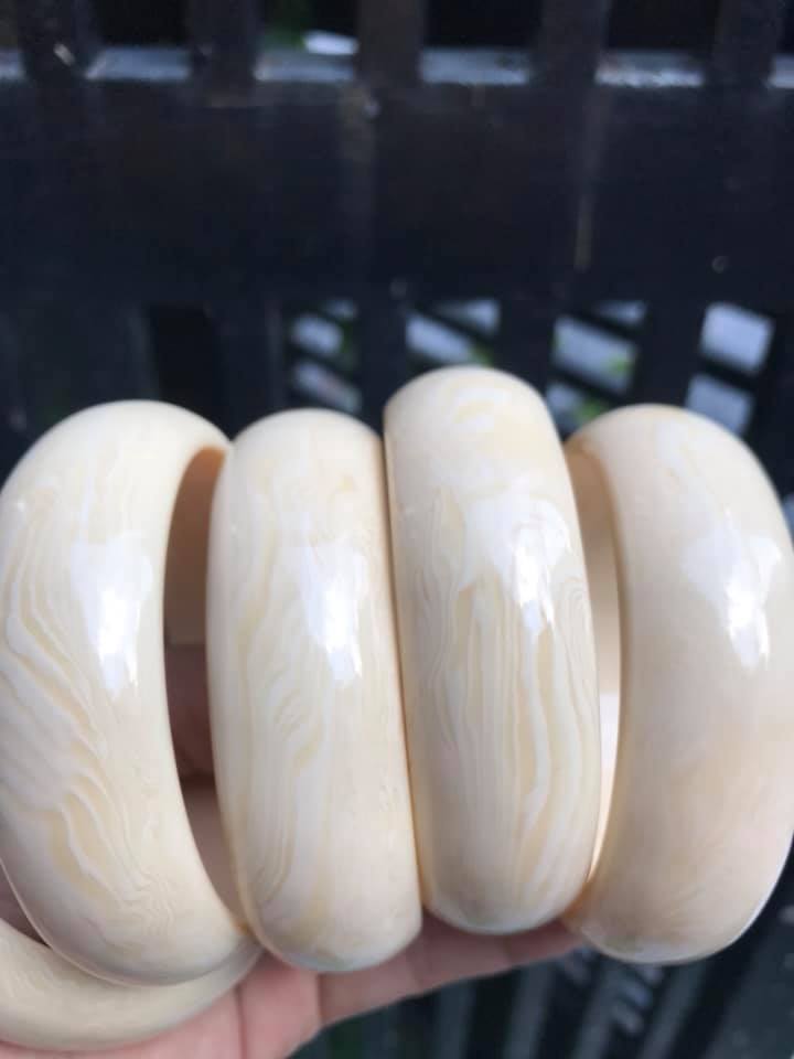VÒNG TAY NAM GIẢ NGÀ HAY GỌI LÀ XƯƠNG MỸ NGHỆ BẢN VÂN TRƠN  SIZE VÒNG 60mm x cao 20mm x dầy 13mm  NAM 53KG - 60KG ĐEO ĐẸP Ạ