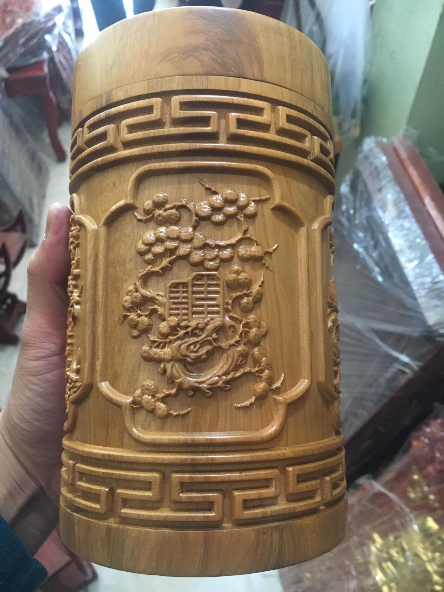Hộp đựng chè trạm khắc Tứ quý tinh xảo gỗ Bách Xanh thơm ngát loại to cao 20cm