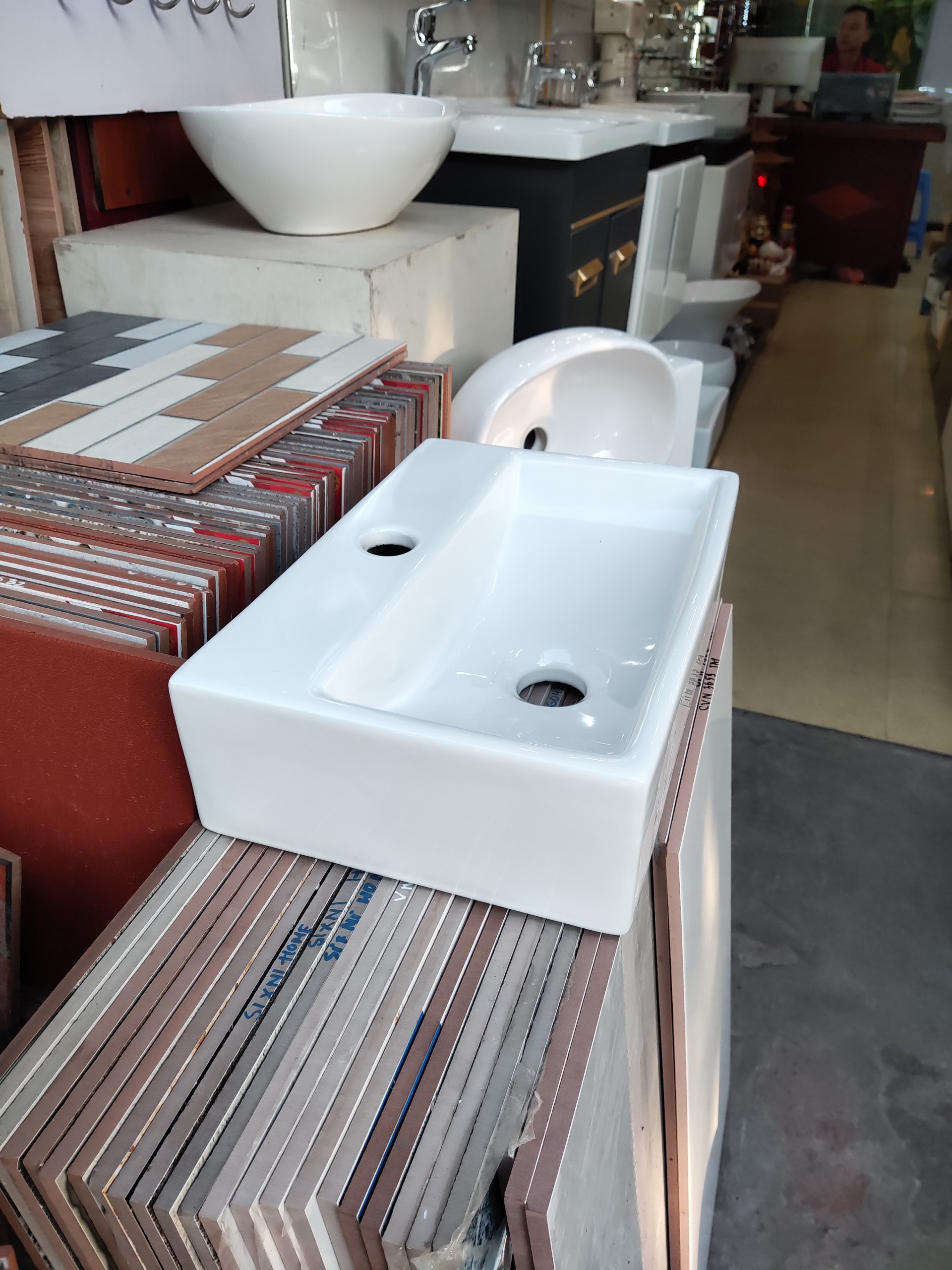 CHẬU LAVABO TREO TƯỜNG HÌNH CHỮ NHẬT HT3040 NHỎ GỌN(2)