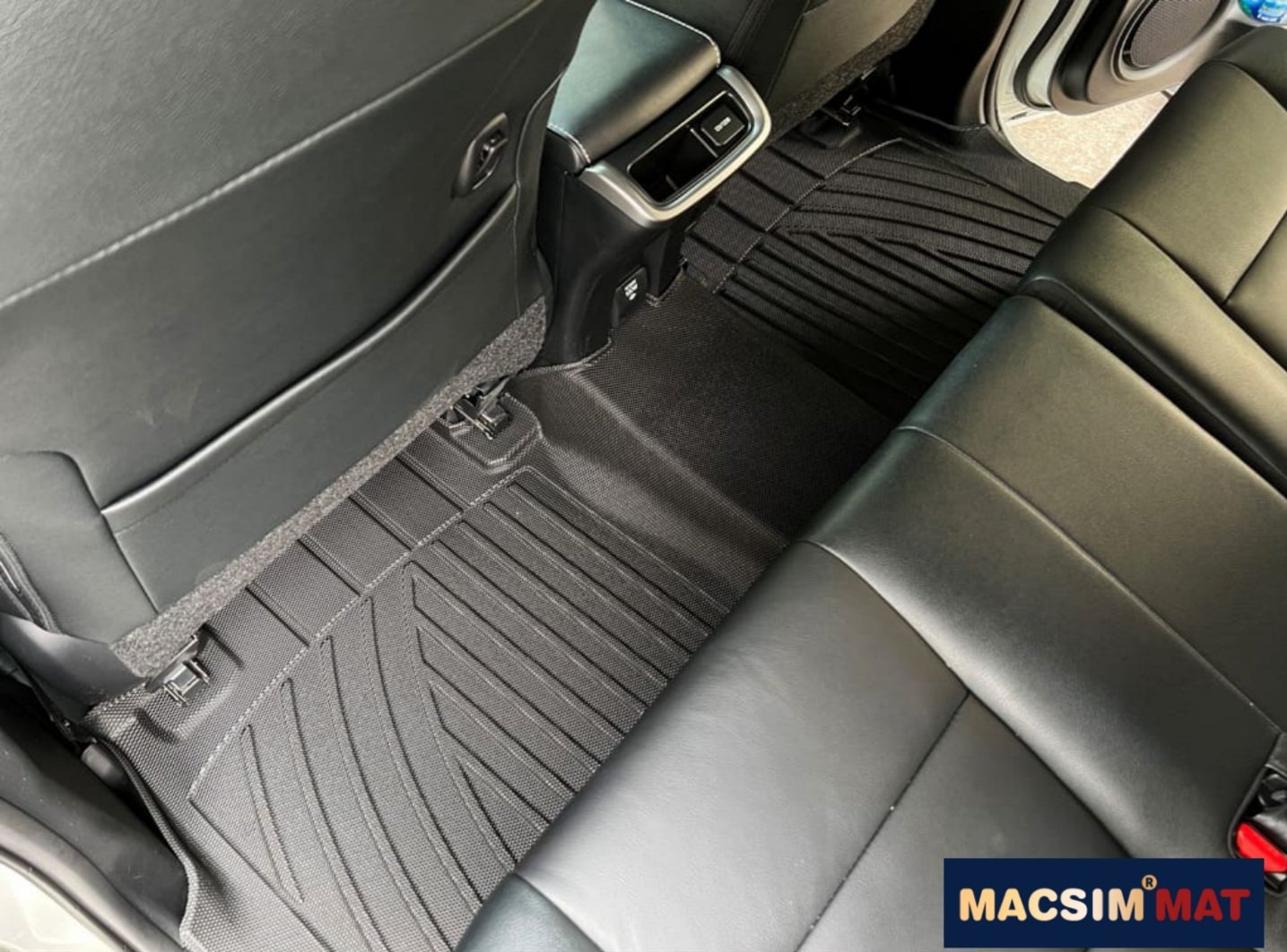 Thảm lót sàn xe ô tô Toyota Innova 2008- 2015 Nhãn hiệu Macsim chất liệu nhựa TPV cao cấp màu đen - 3 hàng ghế