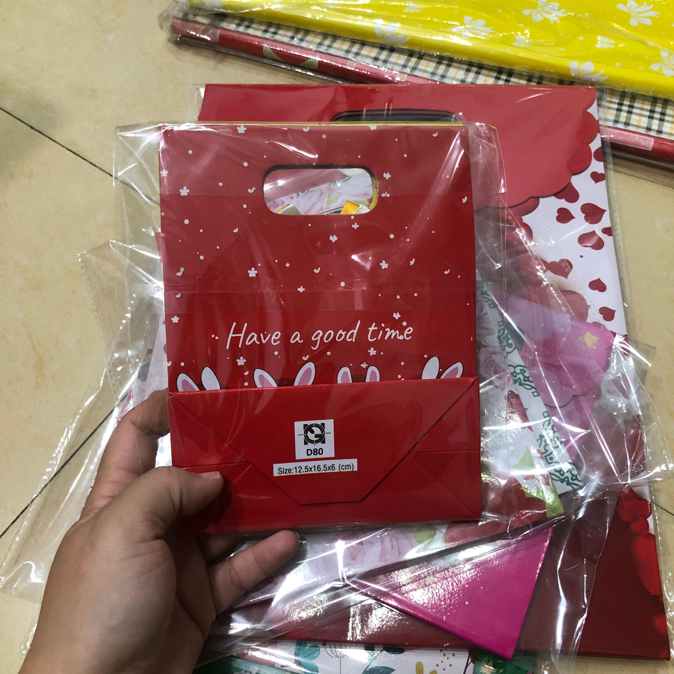 Túi giấy đựng quà các cỡ loại đẹp có nắp, giao hình và màu ngẫu nhiên