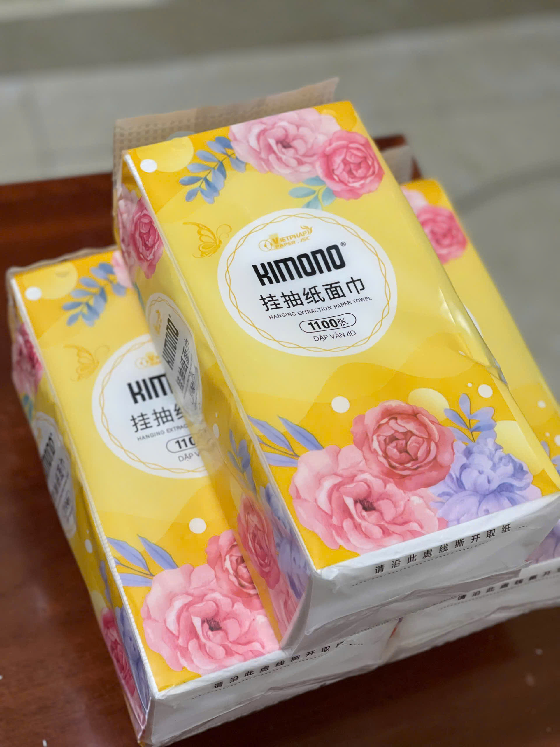 COMBO 10 bịch giấy treo tường đa năng KIMONO hoa VÀNG 4 lớp dạng rút 1100 tờ tặng kèm 2 móc treo đôi