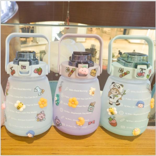 Bình Nước 1400ml Cute, Chia Vạch Khung Giờ, Nhựa Tritan Cao Cấp Với Màu 3D Siêu Chất ,Bình Nước Bụng Bự 3D TMBOOKS