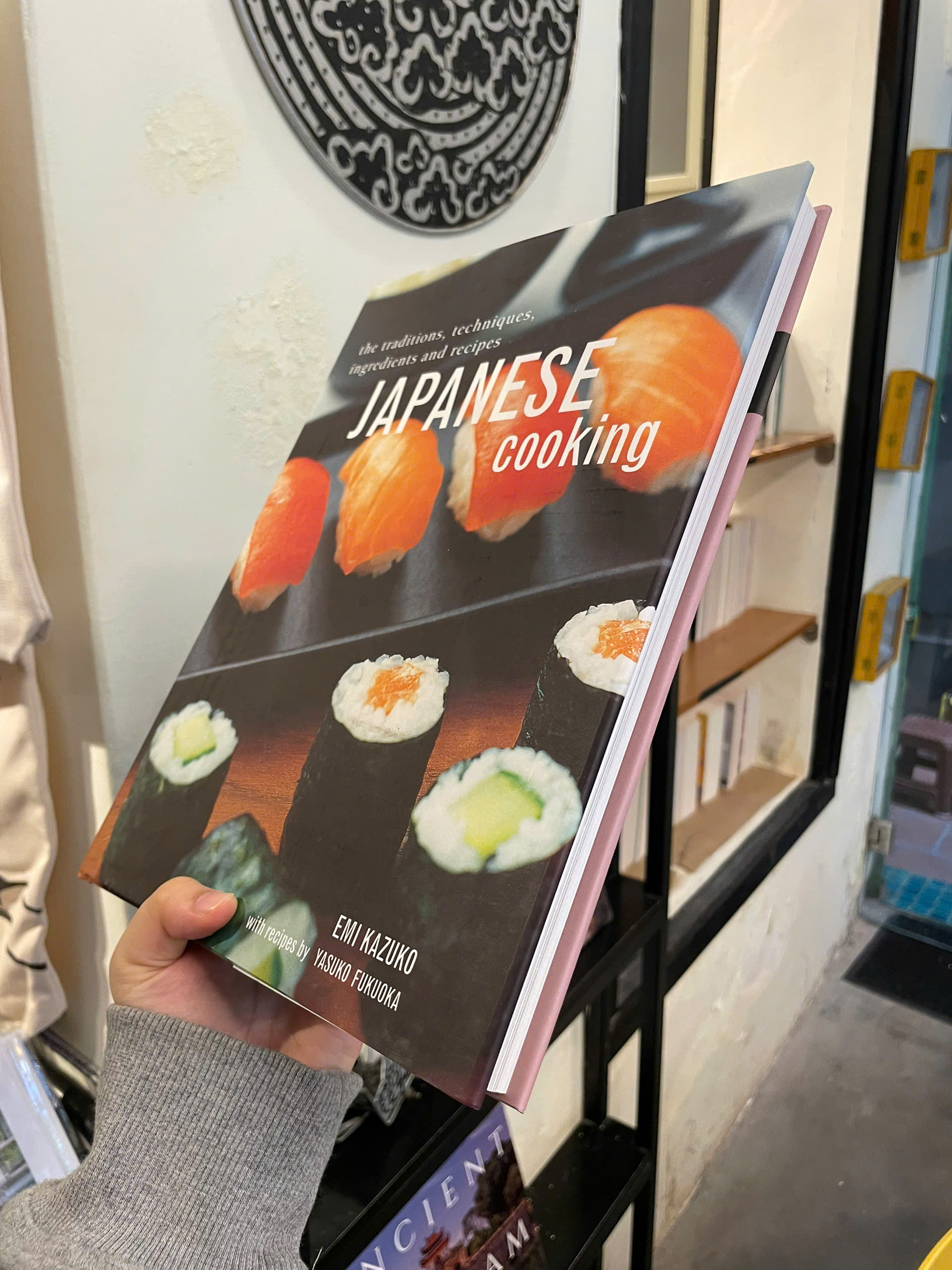 Sách - Japanese Cooking: The Traditions, Techniques, Ingredients &amp; Recipes - Emi Kazuko - Bìa cứng