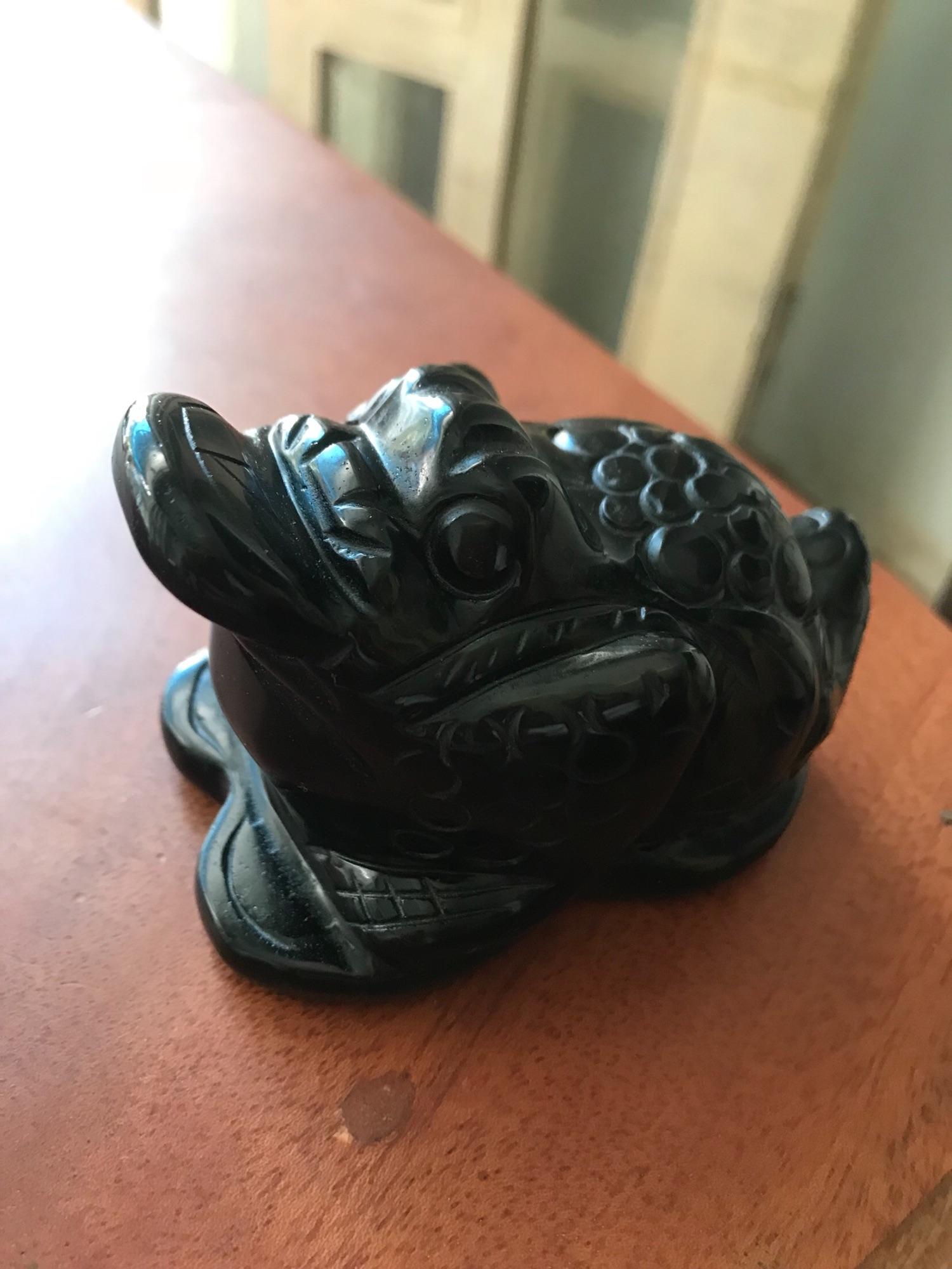 Tượng Cóc Thiềm Thừ Phong Thủy Đá Bồ Kết Đen Tự Nhiên Size Nhỏ Dài 9cm đk 5cm Anh Chị mệnh Thủy mệnh Mộc trưng bàn , bàn thờ thần tài hay trong két sắt tốt ạ