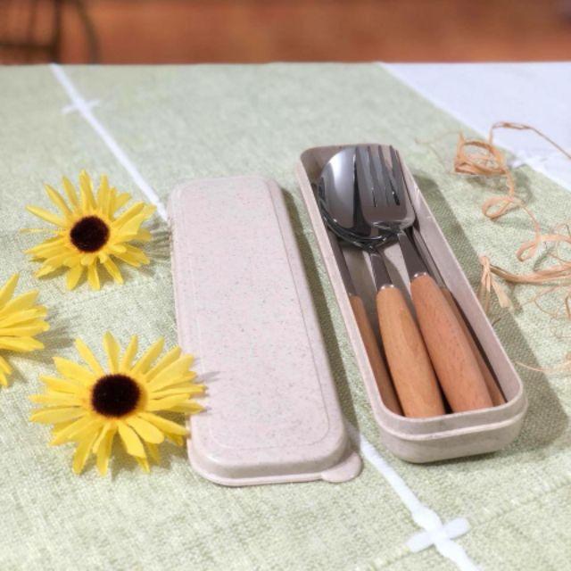 Bộ Đũa Thìa Lúa Mạch 3 Món Cán Gỗ Kèm Hộp Đựng Cao Cấp