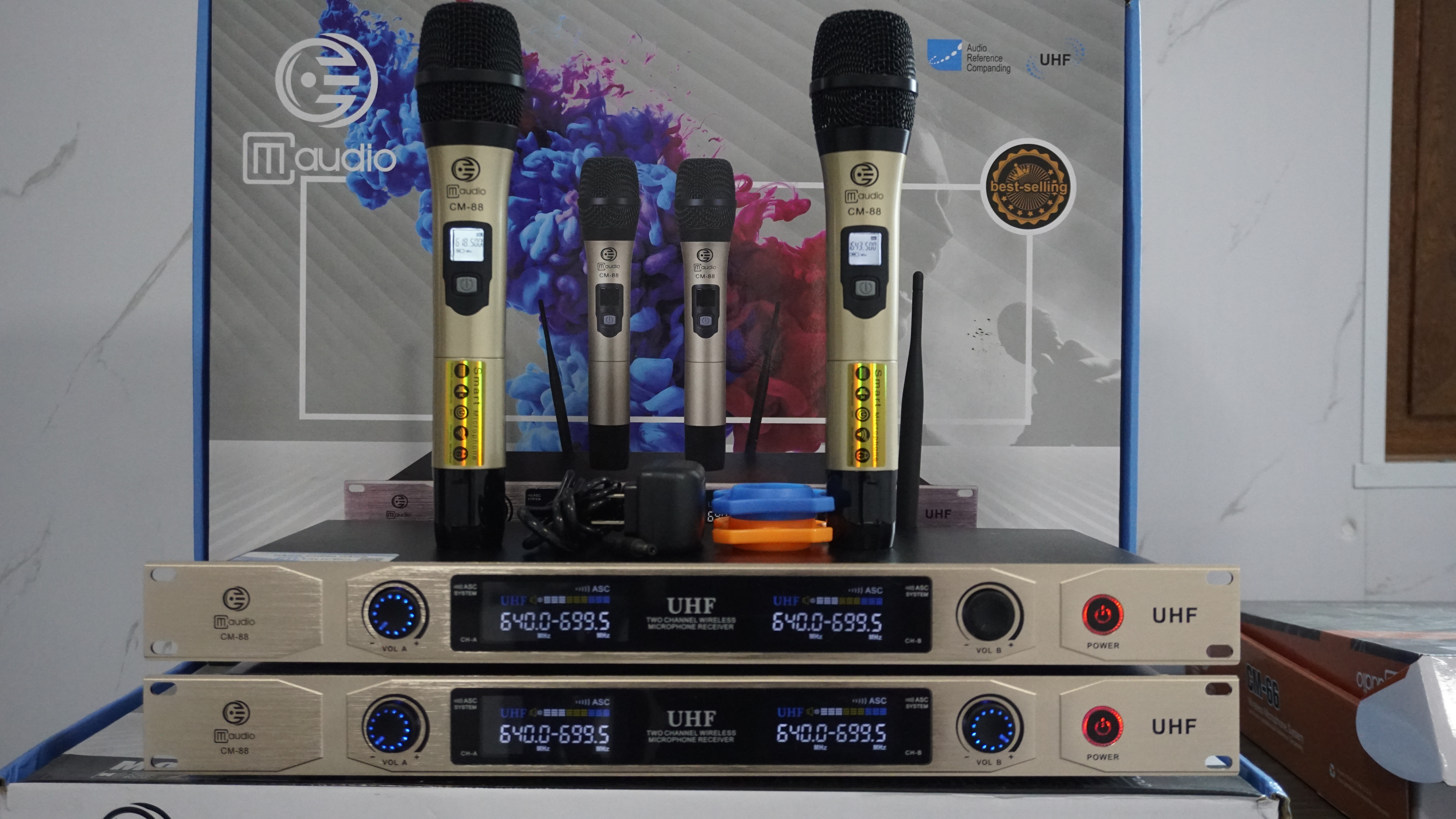 Micro không dây CM-88 hàng chính hãng CMAUDIO nhập khẩu 2024-tặng chống lăn và 4 quả pin gắn mic