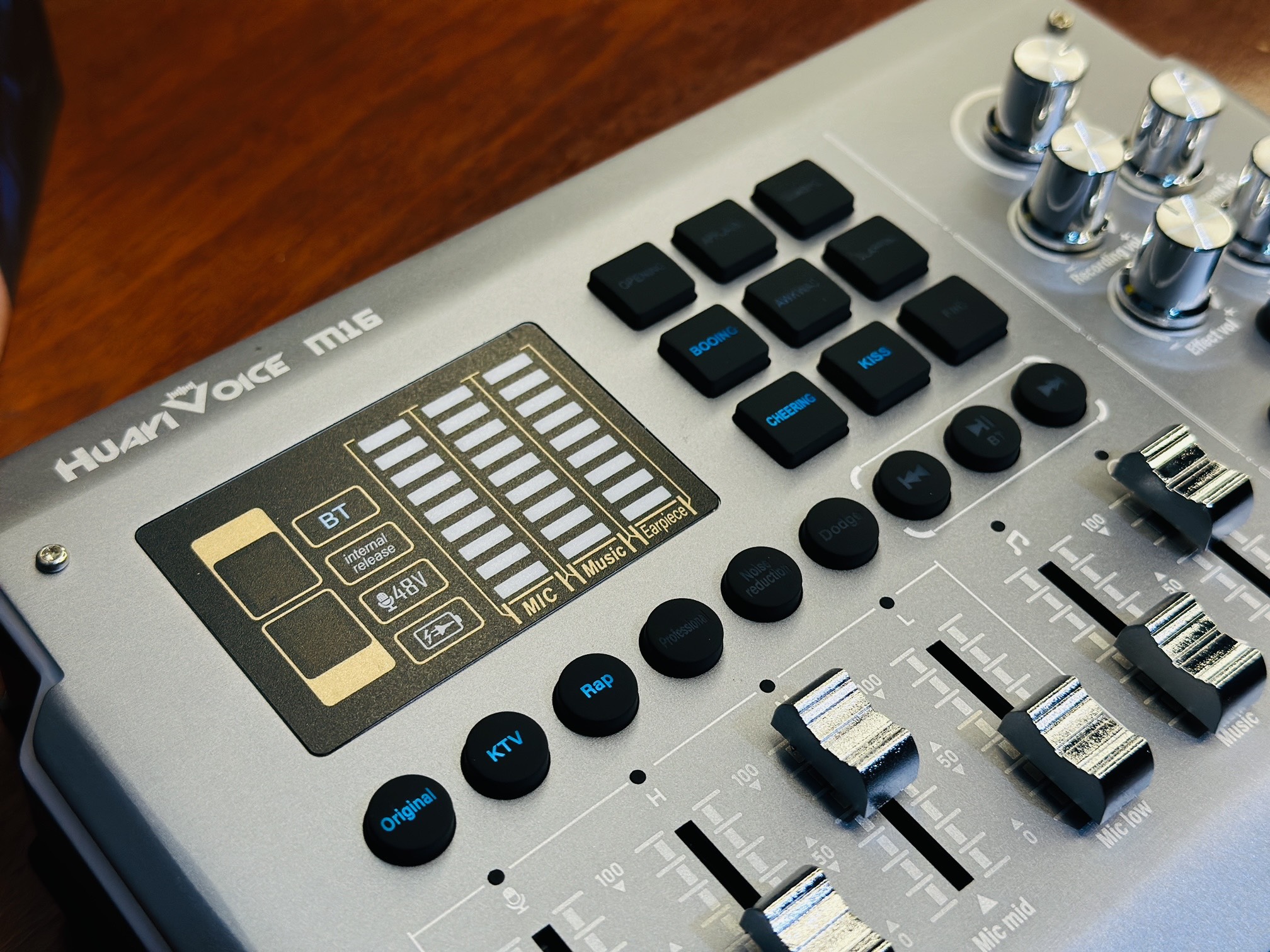SoundCard M16 - Thu Âm Livestream Tại Nhà Dễ Dàng, Bluetooth 5.0, Có Nguồn Micro 48V, 9 Hiệu Ứng Âm Thanh, Thay Đổi Giọng Nói, Điều Chỉnh Bass Mid Treble, Hàng Nhập Khẩu