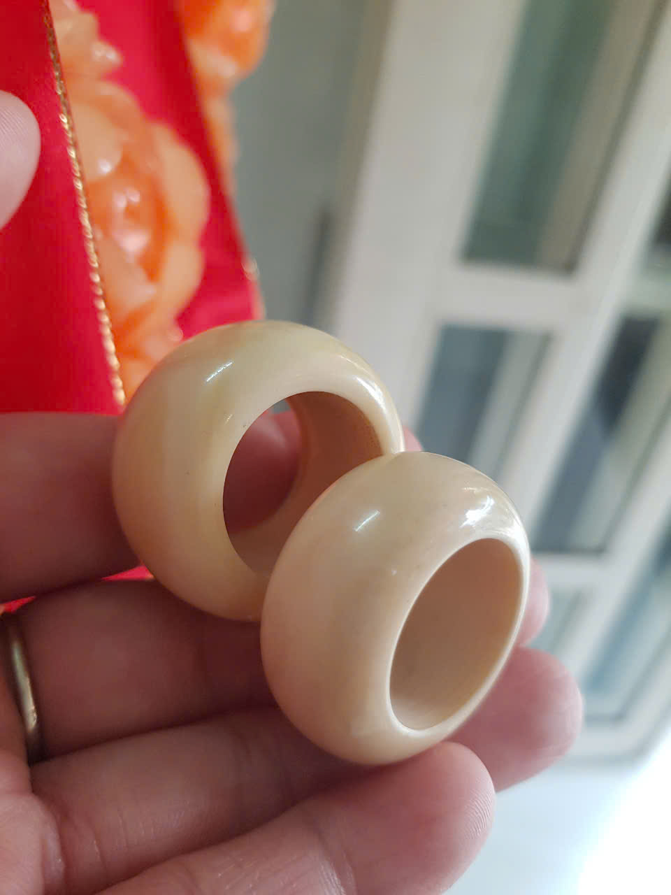 Nhẫn Nam Giả Ngà hay Xương Mỹ Nghệ màu trắng Ni 19mm Cao 15mm Dầy 6mm Dành Cho Các Anh Nam đeo nhẫn ngón tay cái hay bất kỳ ngón tay nào ni lọt vừa tay là 19mm rẻ vẫn đẹp như thường ạ