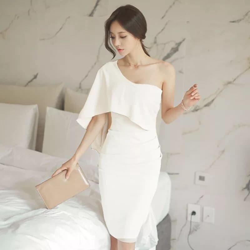 Đầm Body Trễ Vai 1 Bên chất vải Thun poly dầy dặn,mềm mịn và co giãn nhẹ. Đầm được thiết kế kiểu trễ vai xéo 1 bên,kiểu dáng ôm body quyến rũ,và được may trên nền vải trắng sang trọng. Thích hợp đi làm công sở,đi chơi,đi tiệc