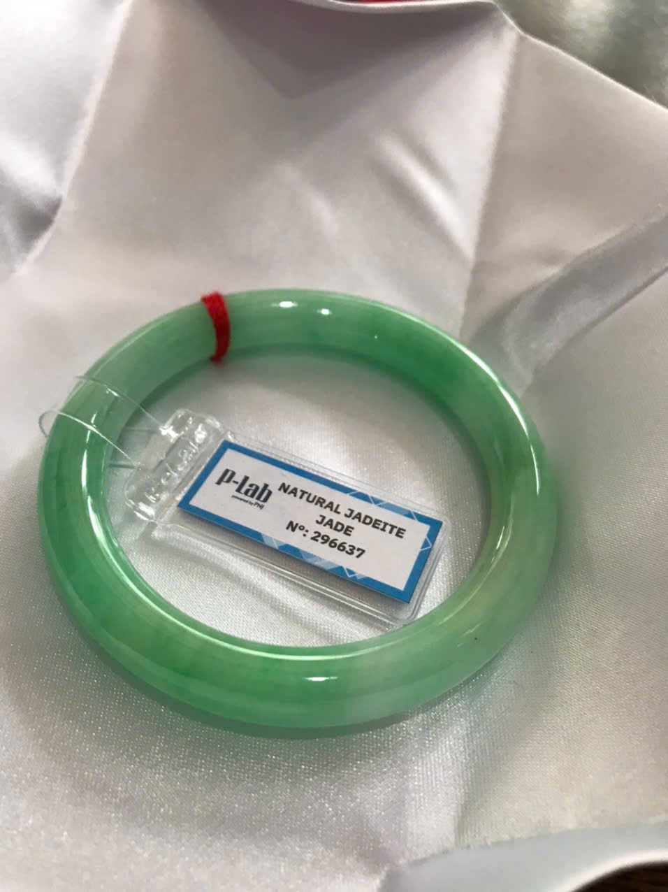 Chiếc Vòng Tay Đá Ngọc Cẩm Thạch Tự Nhiên Vip Lý Đẹp Ni 53mm x chột 8,2mm kiểm định kèm giấy chứng nhận P Lab Ni 296637 Màu Xanh Lý Tươi trắng xanh nhẹ bóng mượt sịn sang nữ 52kg - 60kg đeo ạ