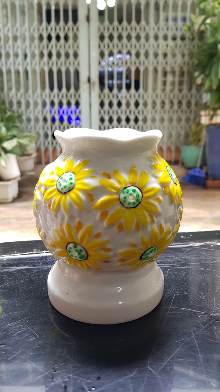 Đèn xông tinh dầu gốm sứ thấu quang, đèn ngủ, gốm Bát Tràng, sử dụng điện, họa tiết hoa hướng dương vàng, xông tinh dầu giúp không gian thông thoáng, mát mẻ. Tặng thêm 1 bóng đèn, giao từ HCM