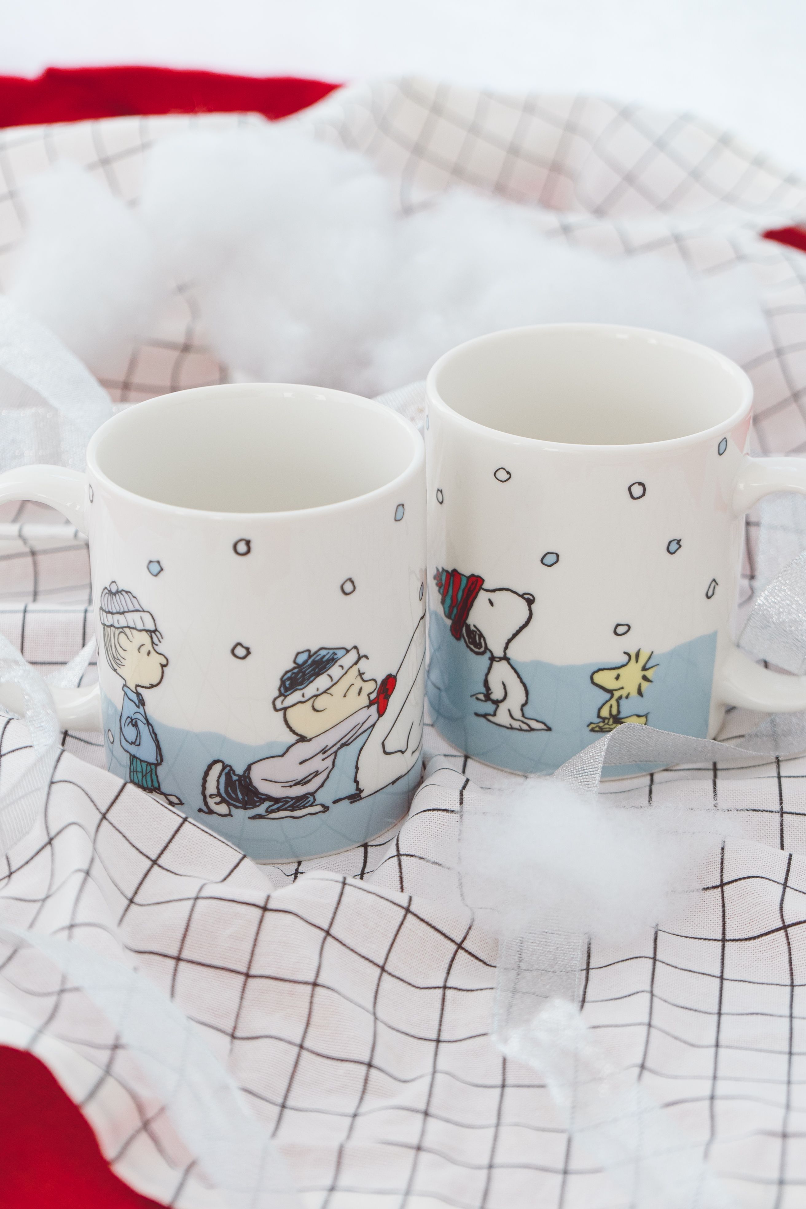 BỘ HAI CỐC CORNINGWARE, HÌNH SNOOPY SNOW, SỨ XƯƠNG, KÈM HỘP ĐỰNG