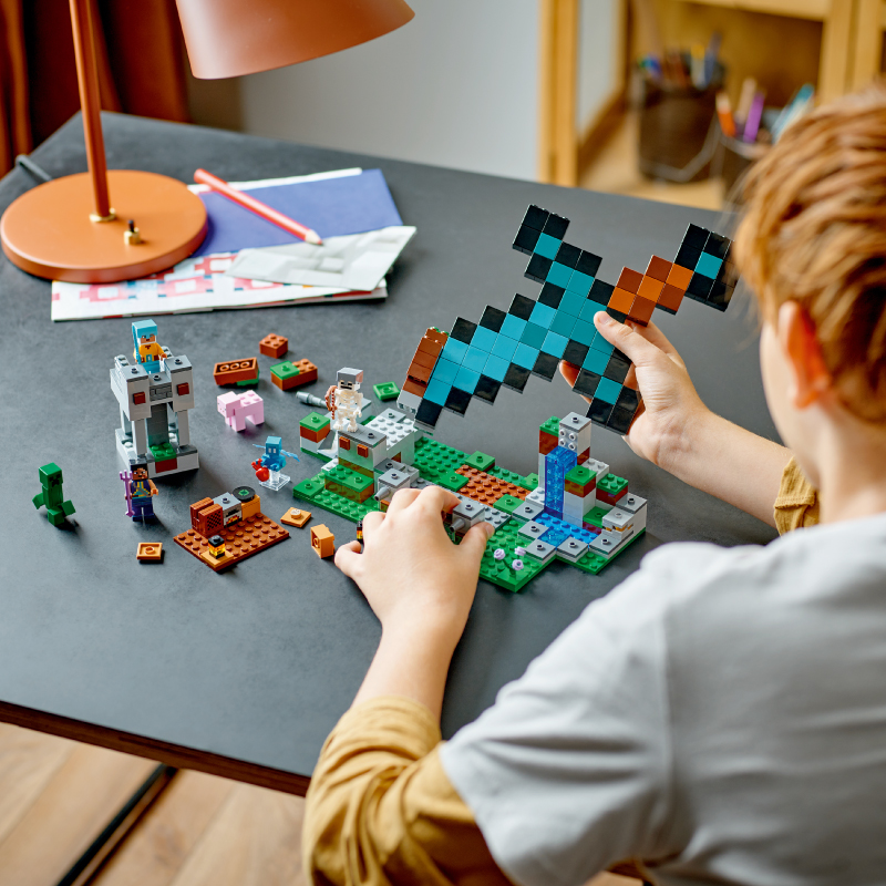 Đồ Chơi Lắp Ráp LEGO Minecraft Tiền Đồn Cất Giữ Kiếm Kim Cương 21244 (427 chi tiết)