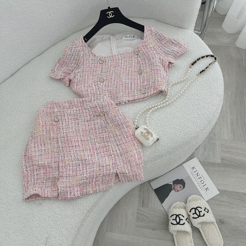 Set dạ hồng áo crop đính nút kèm chân váy ngắn xẻ tà mẫu chị nina lê