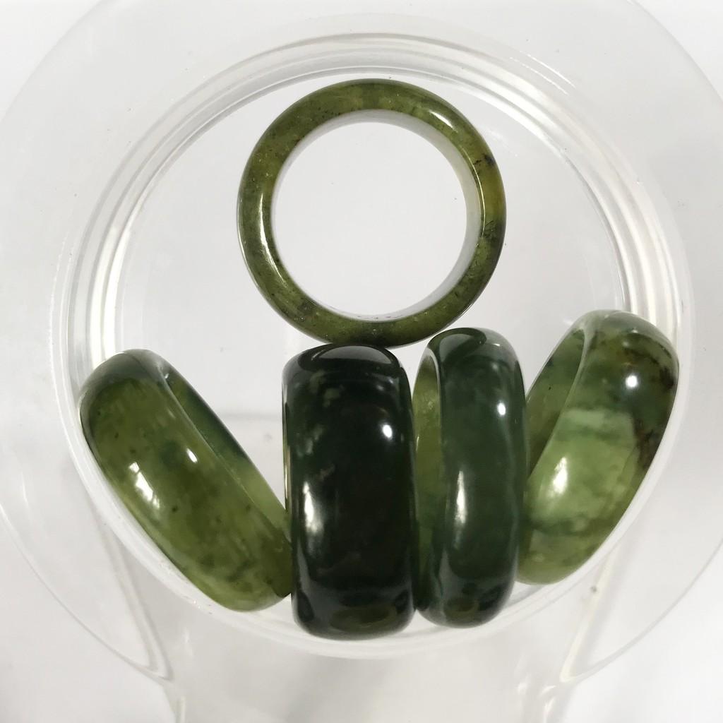 Nhẫn ngọc của Việt Nam nhiều màu nhiều size từ 1.6 cm đến 2.1 cm cho cả nam và nữ