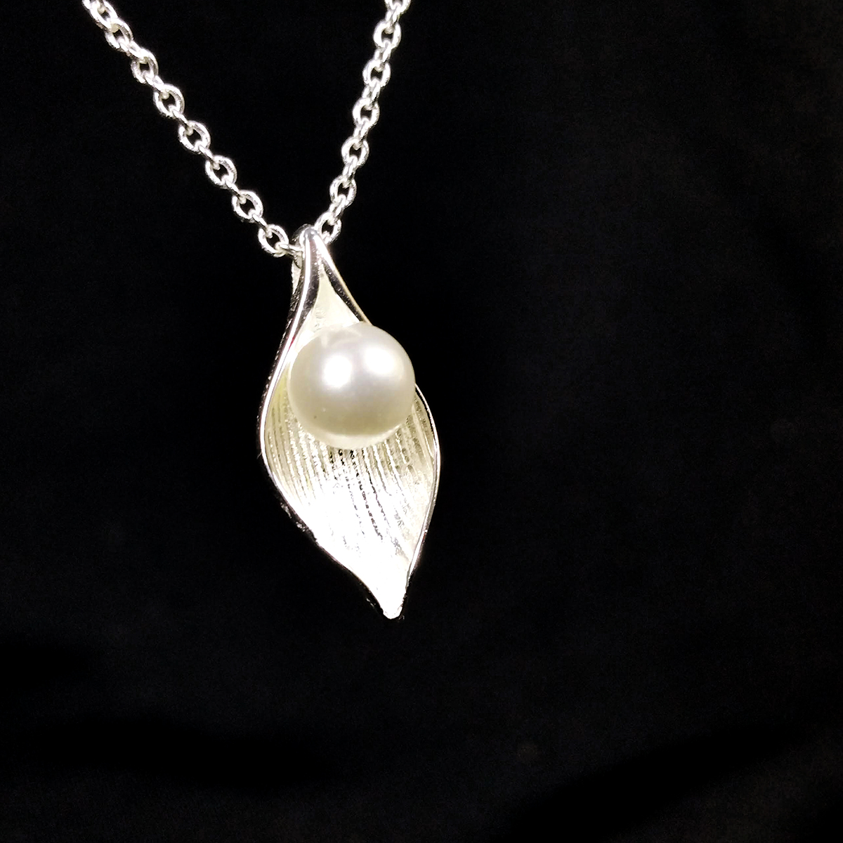 Hình ảnh Dây chuyền bạc ngọc trai PANMILA cách điệu chiếc lá