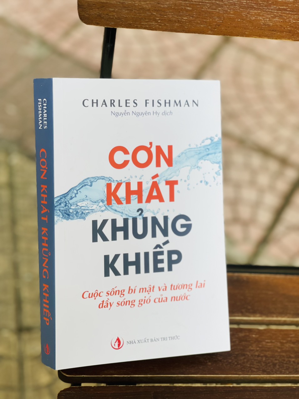 CƠN KHÁT KHỦNG KHIẾP - Cuộc sống bí mật và tương lai đầy sóng gió của nước - Charles Fishman - Nguyễn Nguyên Hy dịch - NXB Tri Thức (Bìa mềm)