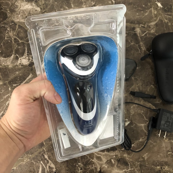 Máy cạo râu khô và ướt cao cấp Philips Norelco PT724/41 tích hợp hệ thống lưỡi cạo Super Lift & Cut, đầu Flex & Float điều chỉnh theo đường cong khuân mặt và cổ - Hàng Nhập Khẩu
