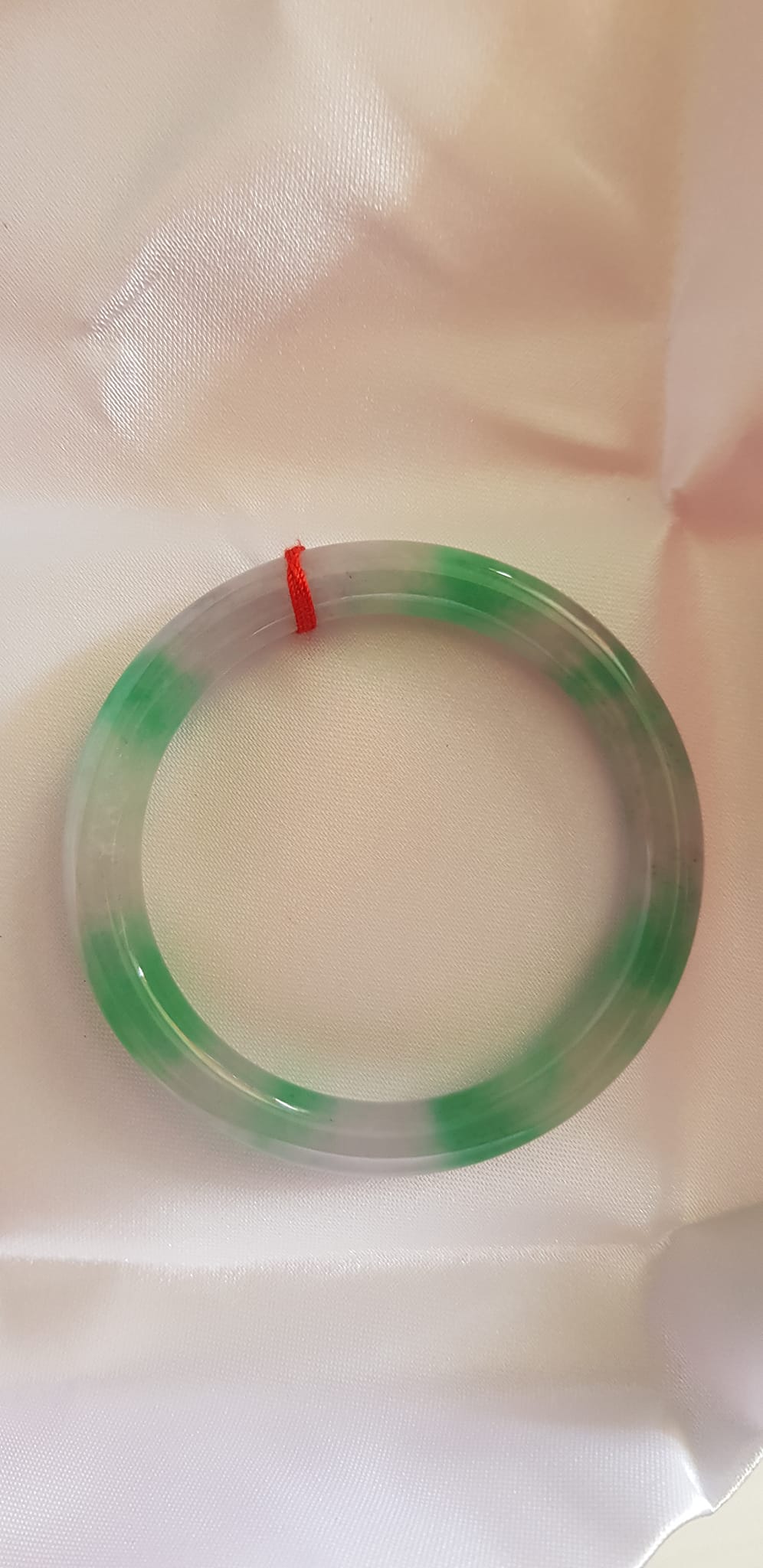 Vòng Cẩm Thạch tự nhiên mới TR LÝ Sao IC 49mm x cọng 7mm Vòng màu trắng xanh lý đều bóng đẹp nữ tay nhỏ 40kg - 49kg đeo rẻ đẹp ạ
