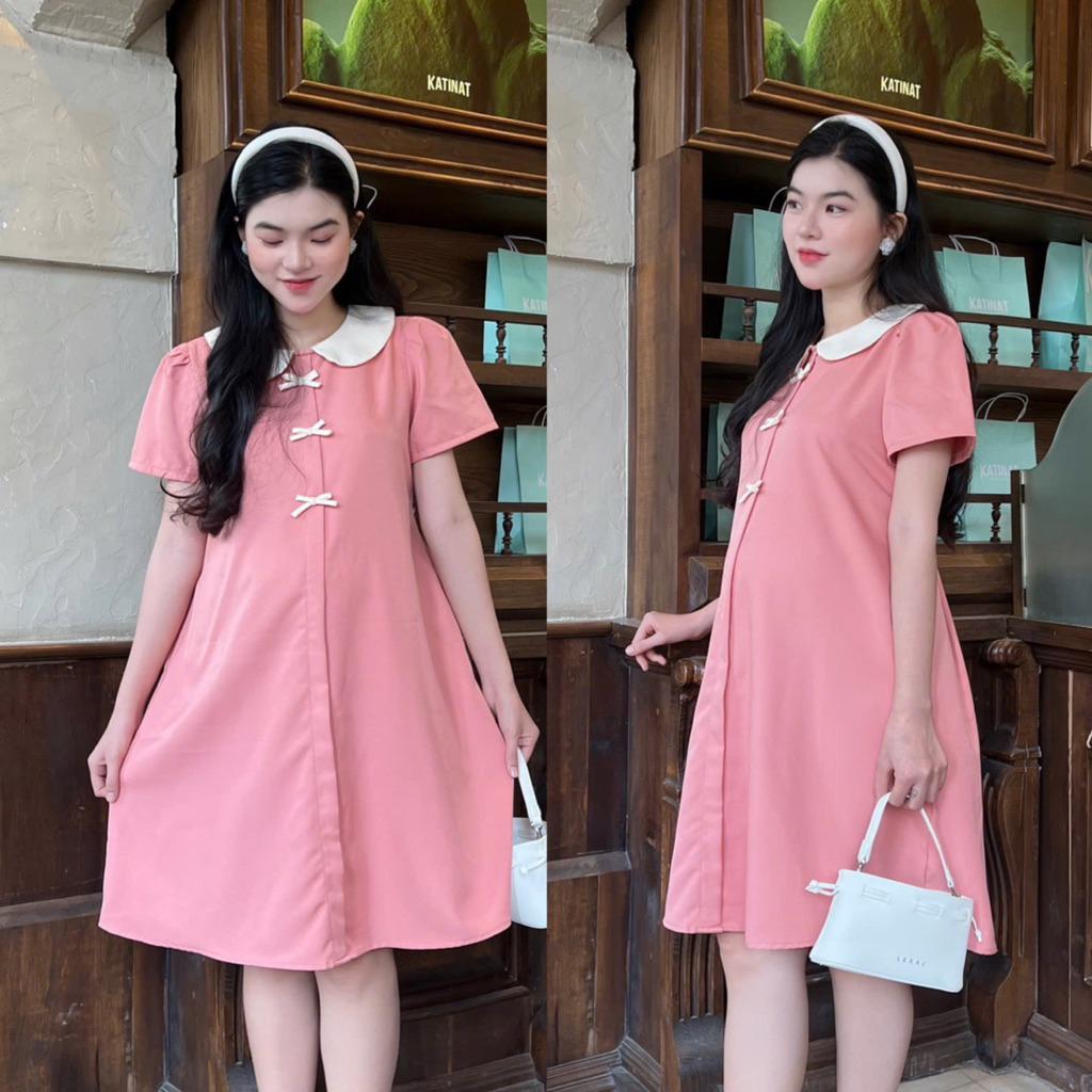 Đầm bầu công sở cổ sen đính 3 nơ dễ thương chất cotton lạnh mềm mịn - Hồng
