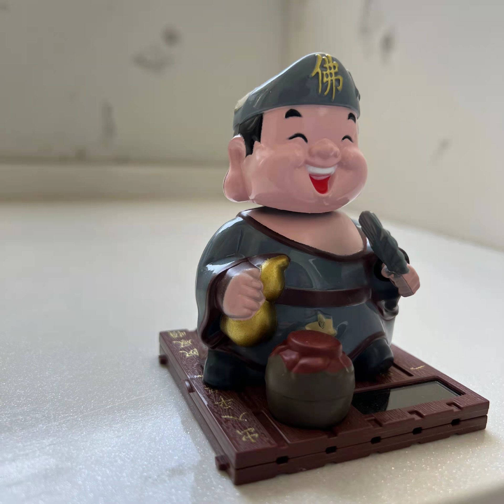 Tượng Tế Công Gật Gù Năng Lượng