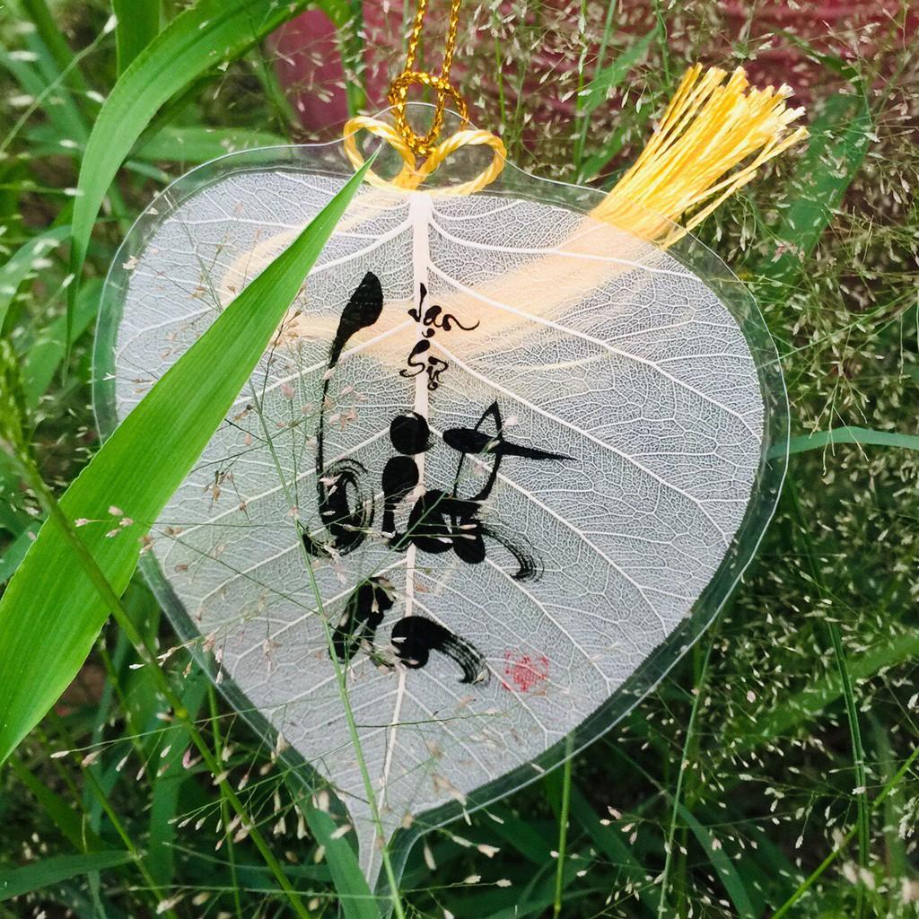 Lá bồ đề ghi chữ thư pháp bình an