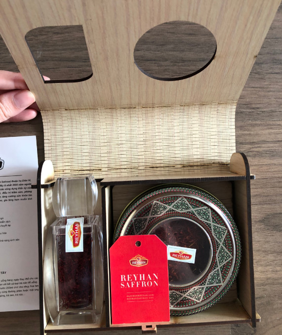Reyhan Saffron - nhụy hoa nghệ tây cao cấp có tem mác đầy đủ (hộp 8 gram) tặng bình thủy tinh 500ml