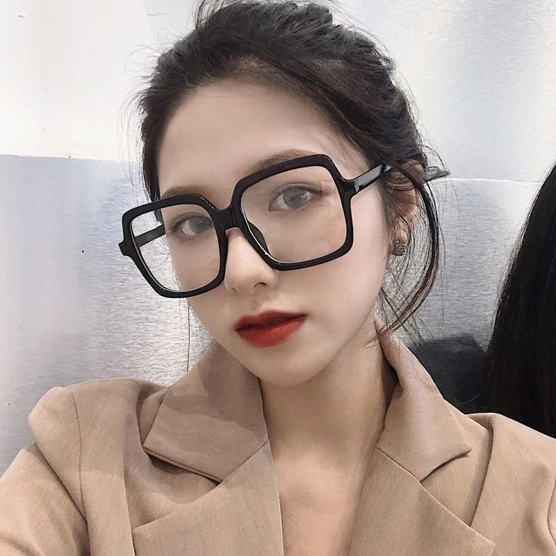 Gọng kính vuông phong cách Hàn Quốc