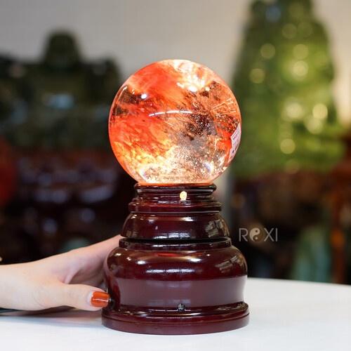 Quả cầu phong thủy màu đỏ đá obsidian 1,64kg - 11,4cm + đế đèn xoay