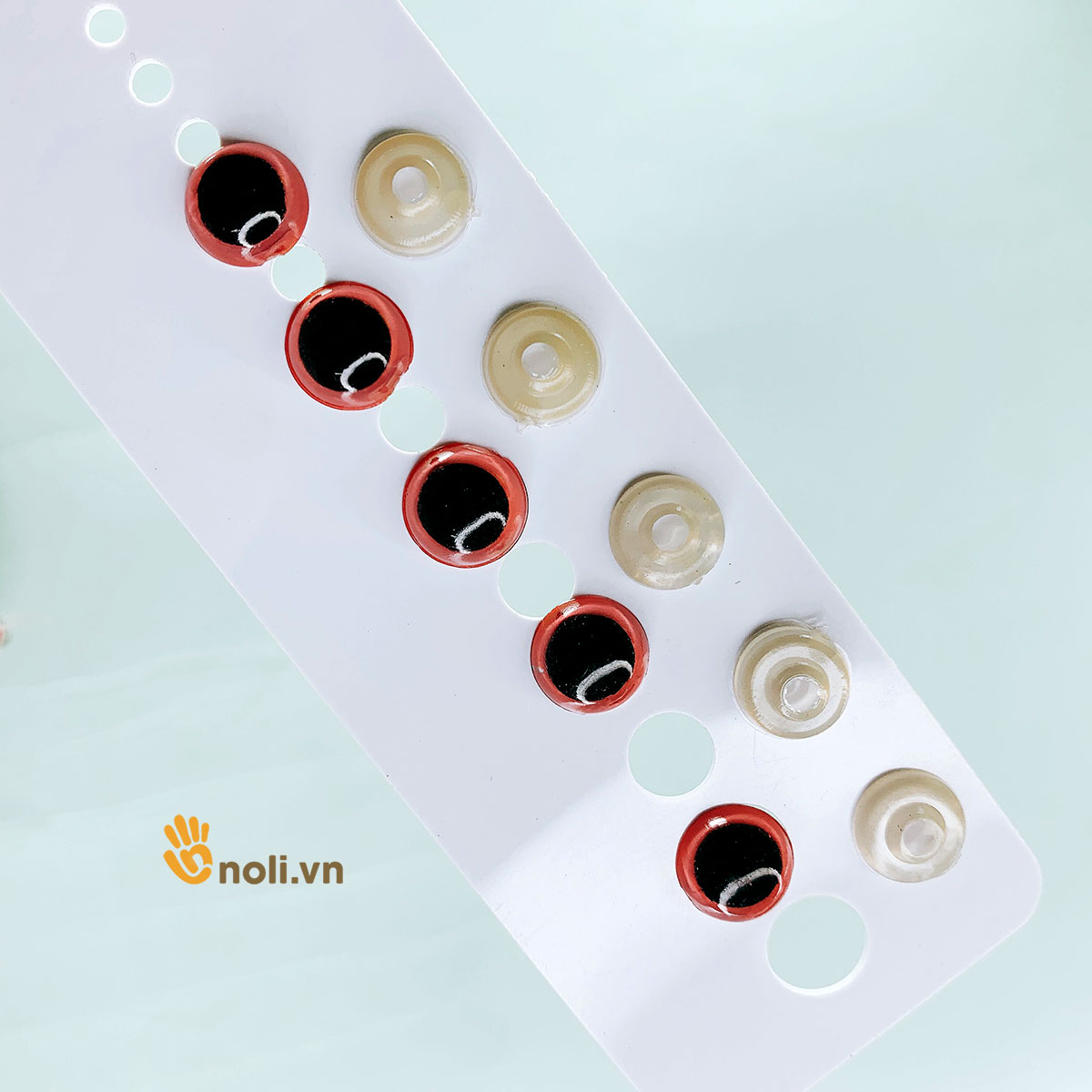 Mắt thú màu đỏ