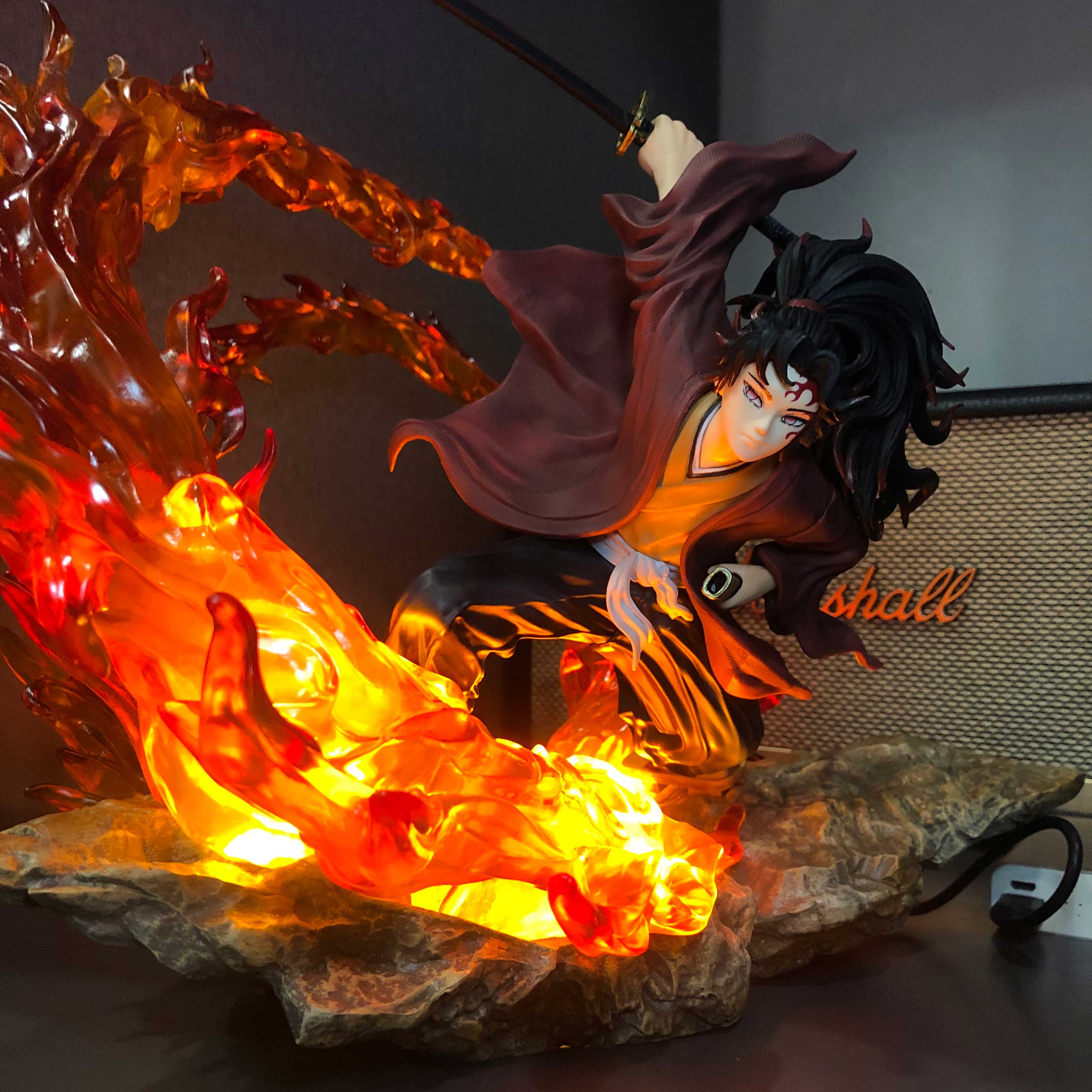 Mô hình Tsugikuni Yoriichi chiến đấu 38cm có LED - Kimetsu No Yaiba