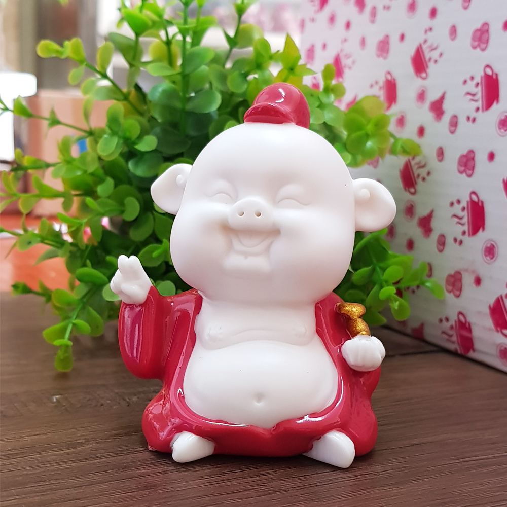 Tượng chibi chú Heo áo đỏ may mắn - cầm gậy Như Ý