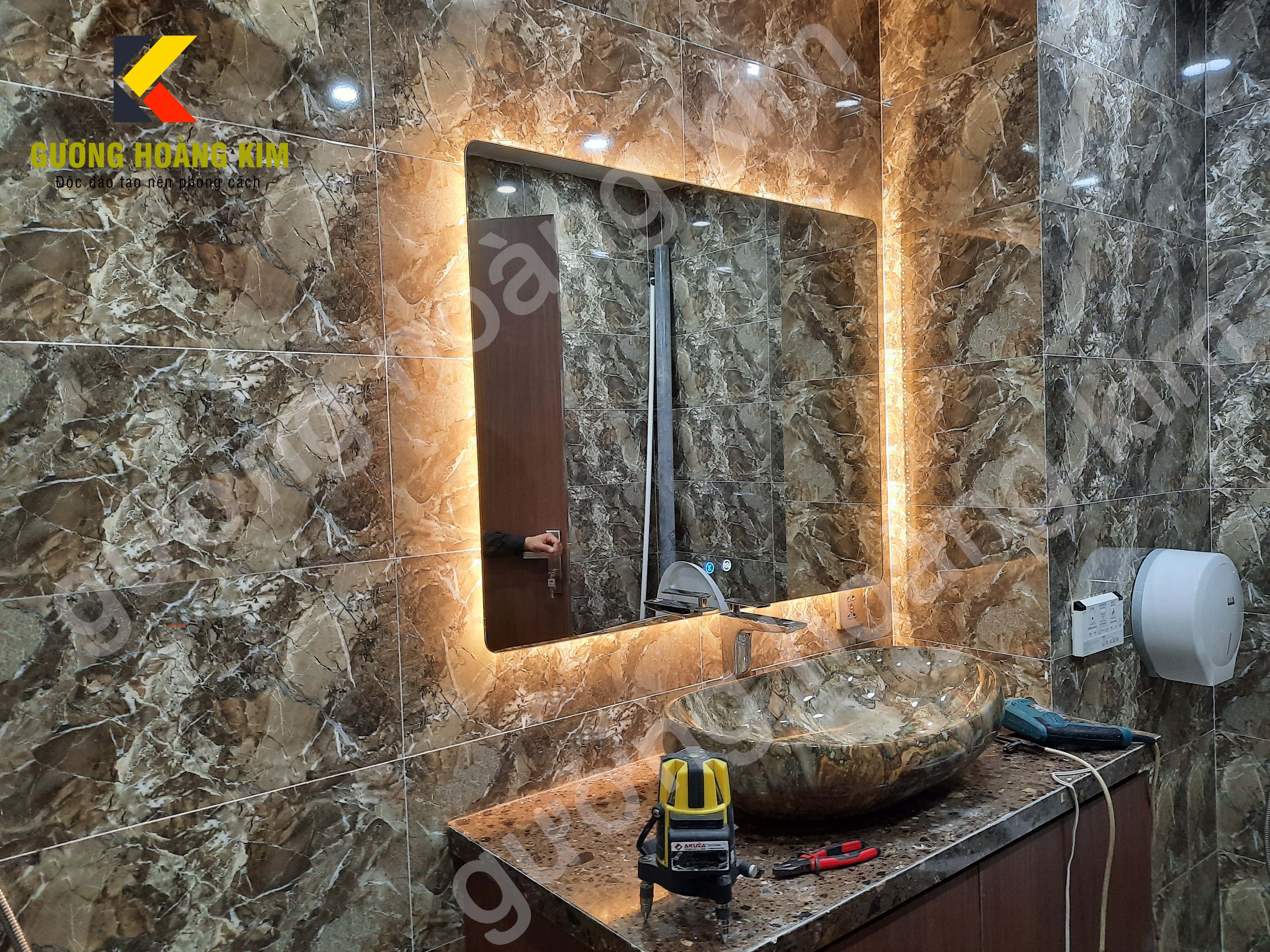 Gương cảm ứng đèn led cao cấp chữ nhật thông minh treo tường bàn trang điểm makeup nhà tắm phòng wc kích thước 60x80cm guonghoangkim mã hk-3012