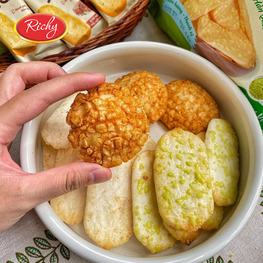 Combo Snack Ăn Vặt Giòn Tan Gồm 3 Gói Bánh Gạo JinJu Hương Vị Bò Nướng Tiêu, Cốm Sữa Và GanJang Mật Ong