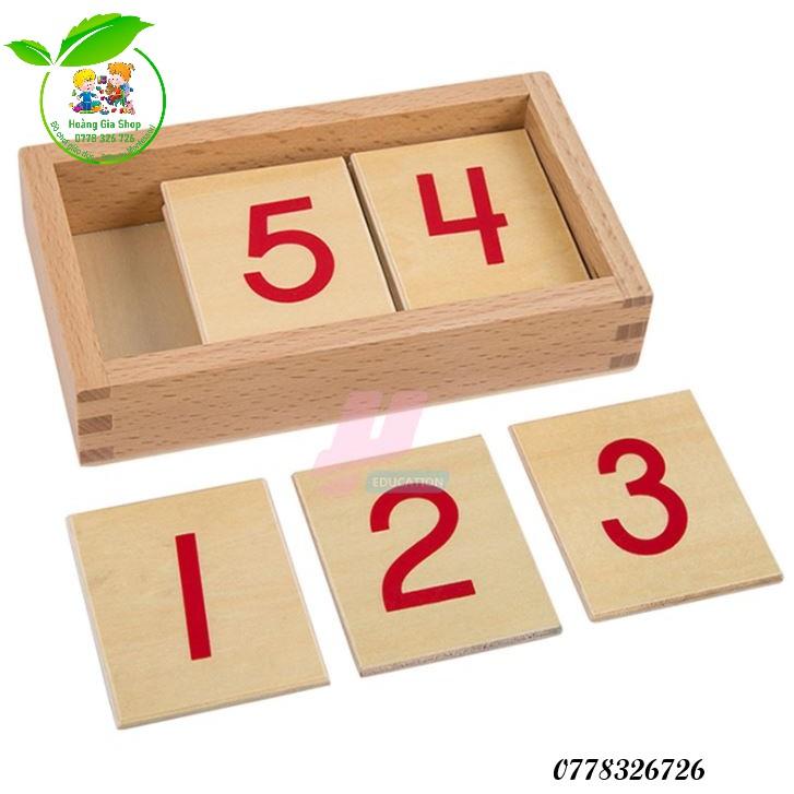Hộp thẻ số màu đỏ sử dụng kết hợp với bộ gậy số