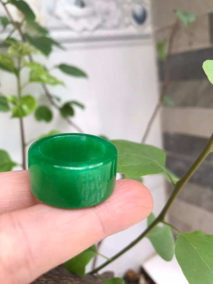 Nhẫn Càn Long Nam Xanh Ngọc Đẹp Ni 19mm x bản vuông cao 12mm/13mm/14mm Chất liệu Đá Cẩm Thạch Tự nhiên màu Xanh Hy Vọng Bóng Tươi quá đẹp chuẩn Hợp Nam mệnh Mộc Mệnh Hỏa đeo Ni19mm lọt lòng ngón giữa ngón cái ạ